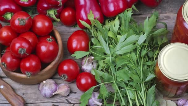 Tomates Frescos Encurtidos Maduros Pimientos Rojos Dulces Frascos Vidrio Verduras — Vídeo de stock