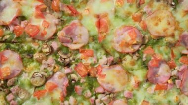 Ispanaklı, jambonlu, mantarlı ve peynirli pizza..