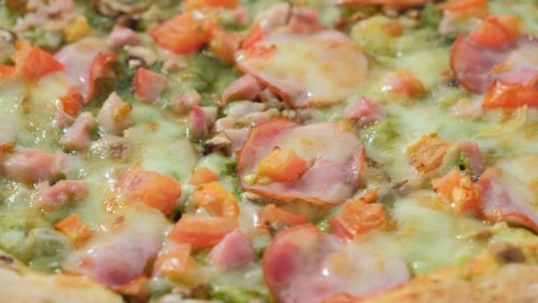 Pizza Szpinakiem Szynką Grzybami Mozzarellą — Wideo stockowe