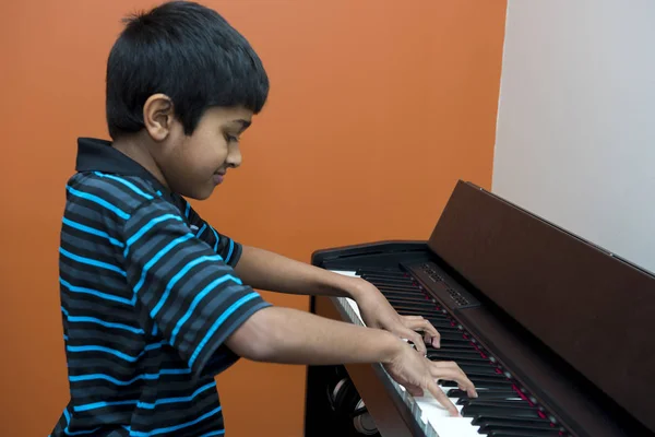 Ein Junger Leidenschaftlicher Musiker Klavier — Stockfoto