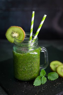 Ispanak, kivi, muz ve chia sağlıklı yeşil smoothie