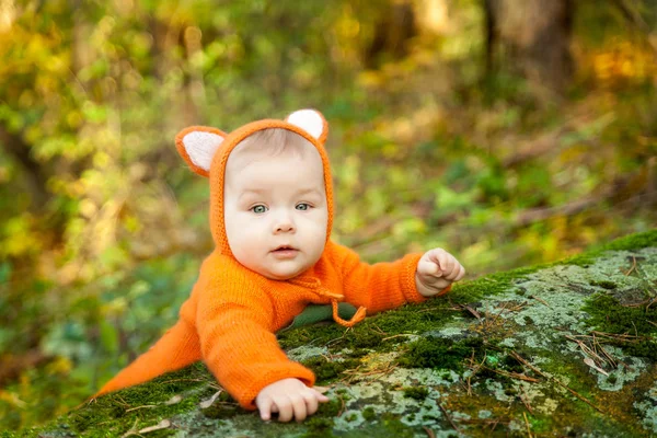 Söt baby flicka klädd i fox kostym — Stockfoto