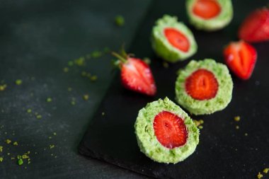 Yeşil ıspanak pasta top çilek ile