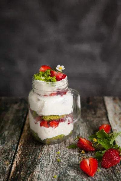 Gâteau aux épinards verts aux fraises — Photo