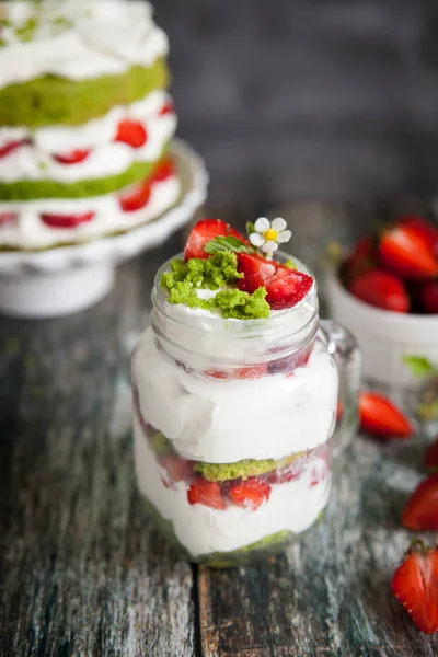 Green spinach cake with strawberry — Stock Photo, Image