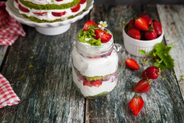 Grön spenat tårta med jordgubbar — Stockfoto