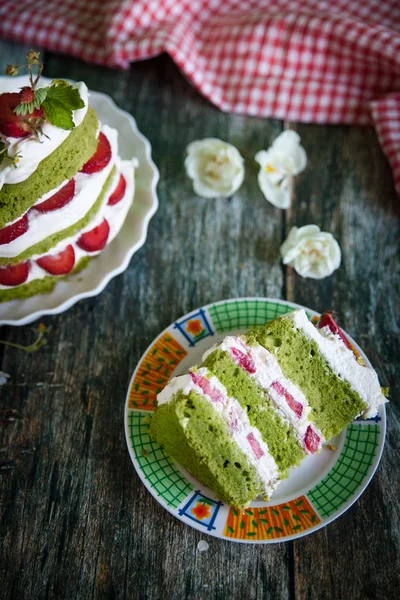 Torta di spinaci verdi con fragola — Foto Stock