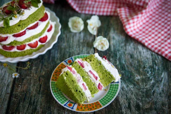 Torta di spinaci verdi con fragola — Foto Stock