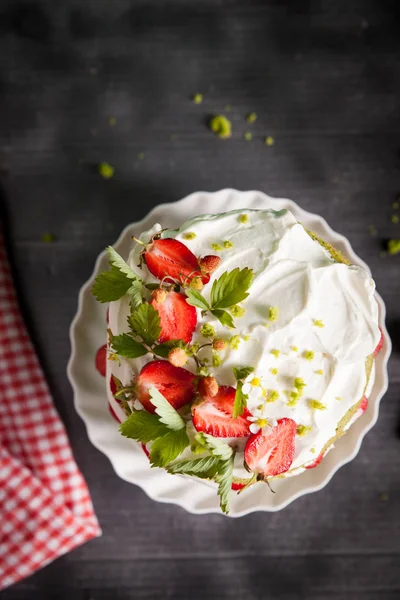 Green spinach cake with strawberry — Stock Photo, Image
