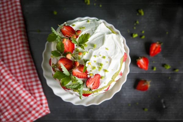 Grüner Spinatkuchen mit Erdbeere — Stockfoto