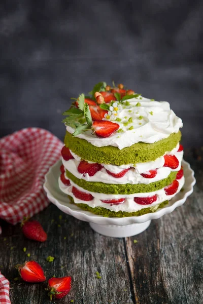 Grüner Spinatkuchen mit Erdbeere — Stockfoto