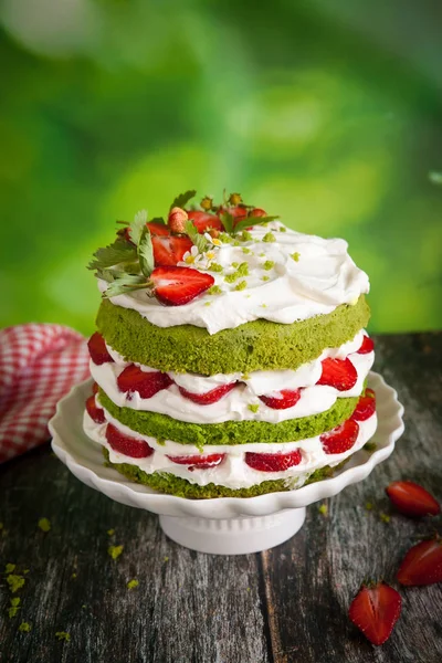 Grüner Spinatkuchen mit Erdbeere — Stockfoto