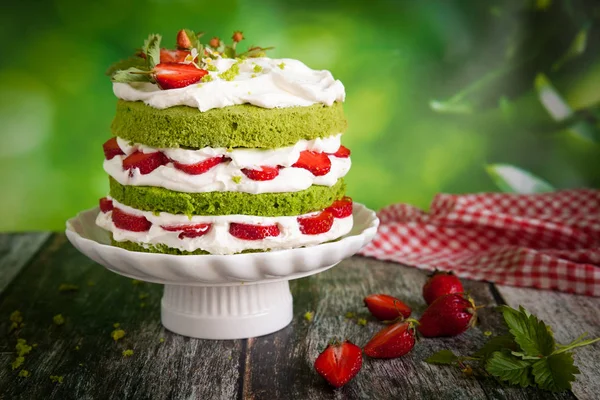 Grüner Spinatkuchen mit Erdbeere — Stockfoto