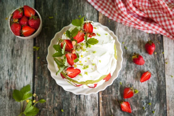 Green spinach cake with strawberry — Stock Photo, Image