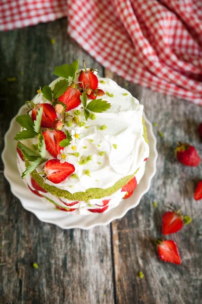 Grüner Spinatkuchen mit Erdbeere — Stockfoto