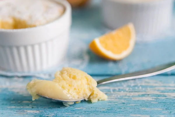 Hemgjord citron puddingar med citronskal och saft — Stockfoto