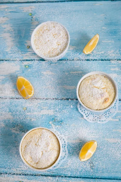 自制柠檬布丁配柠檬汁和果汁 — 图库照片