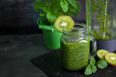 Ispanak, kivi, muz ve chia sağlıklı yeşil smoothie