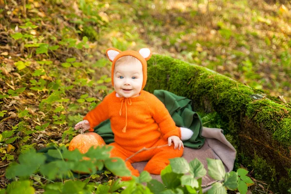 Roztomilá dívka oblečená v kostýmu fox — Stock fotografie