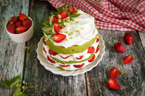 Grüner Spinatkuchen mit Erdbeere — Stockfoto