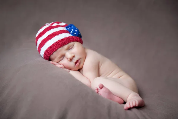 Новорожденный ребенок в вязаной шляпе с флагом США — стоковое фото