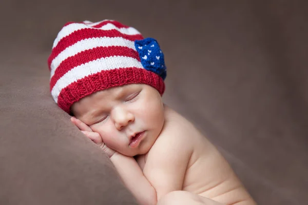 Nouveau-né portant un chapeau tricoté drapeau américain — Photo