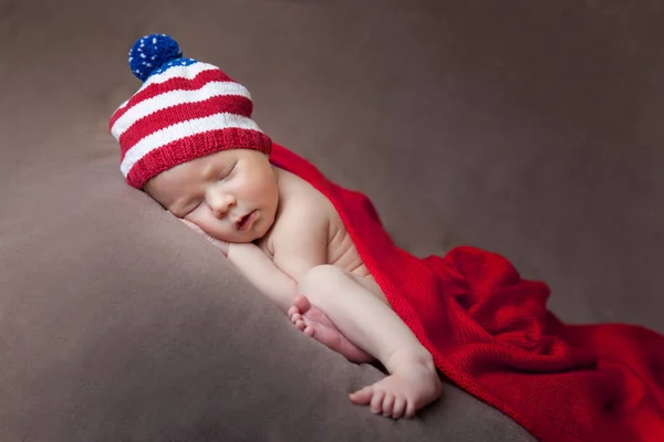 Újszülött kalapban usa zászló kötött — Stock Fotó