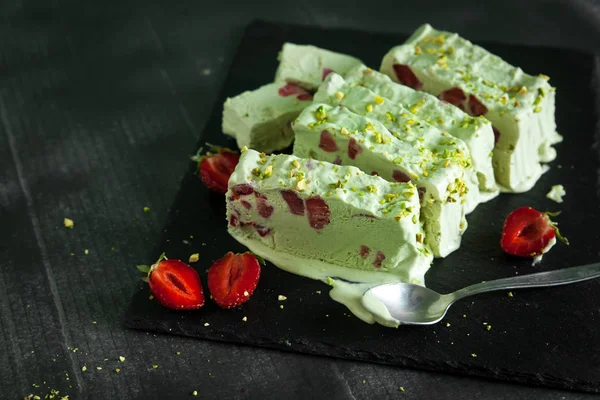 Pistachio ice cream with strawberry — Stock Photo, Image