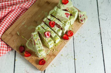 Fıstıklı dondurmalı çilek