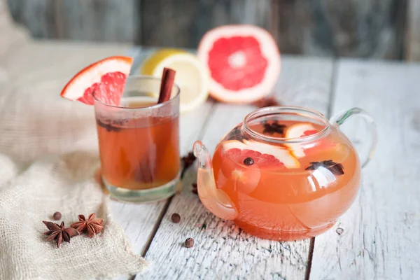 Grapefruit hot tea with spices — Stock Photo, Image