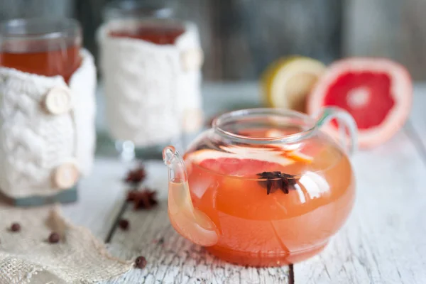 Grapefruit hot tea with spices — Stock Photo, Image