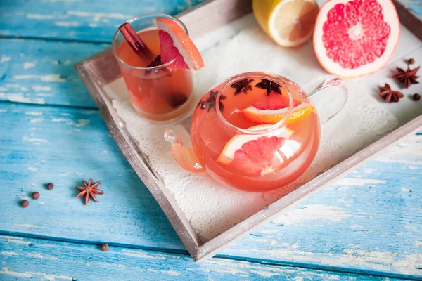 Grapefruit hot tea with spices — Stock Photo, Image