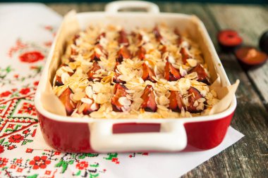 Erik ve badem ile ev yapımı meyve pasta