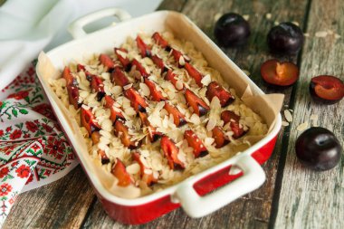 Erik ve badem ile ev yapımı meyve pasta