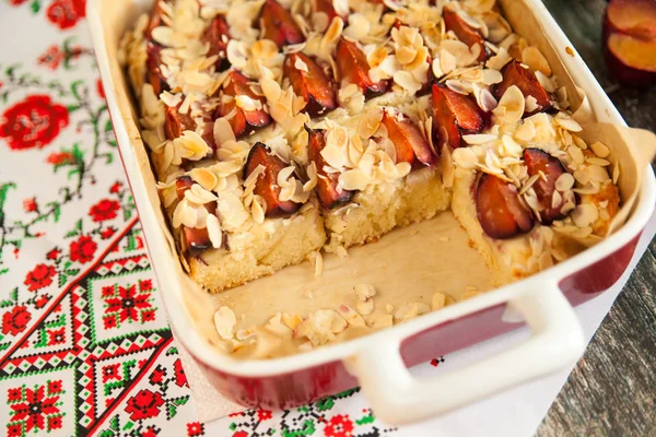 Erik ve badem ile ev yapımı meyve pasta