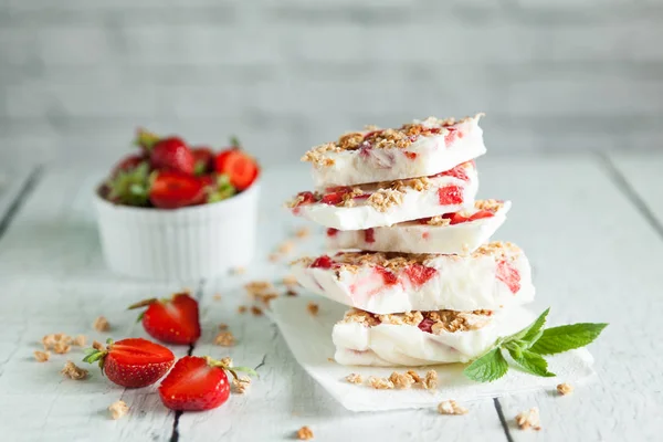 Healthy frozen yogurt barks with strawberry and granola — Stock Photo, Image