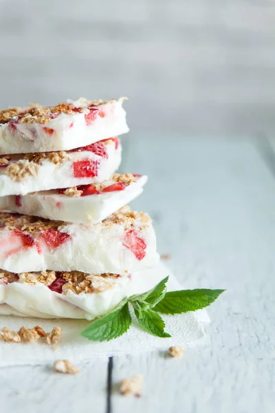 Cortecce di yogurt congelato sane con fragola e muesli — Foto Stock