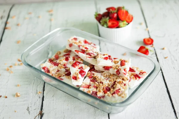 Çilek ve granola ile sağlıklı donmuş yoğurt kabuk