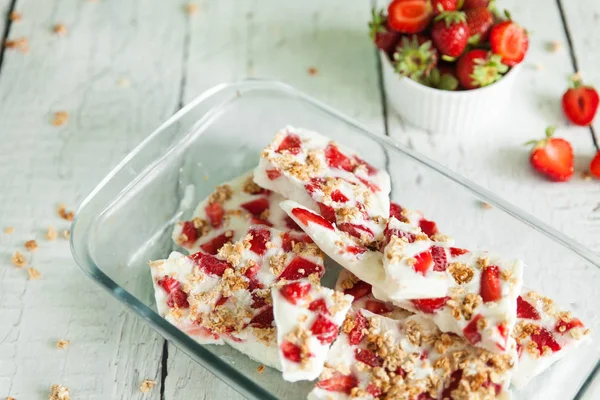 Healthy frozen yogurt barks with strawberry and granola — Stock Photo, Image