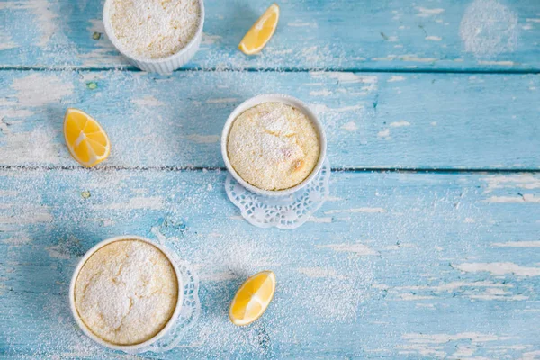 Hemgjord citron puddingar med citronskal och saft — Stockfoto