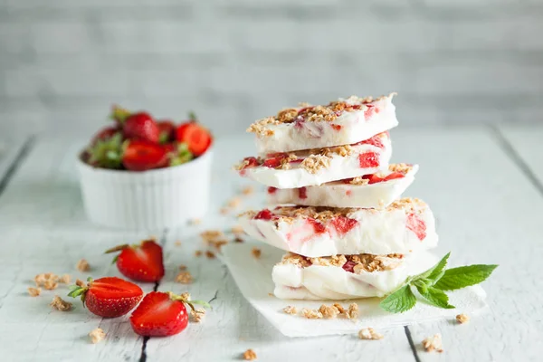 Cascas de iogurte congeladas saudáveis com morango e granola — Fotografia de Stock