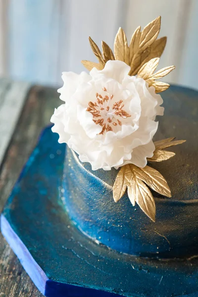 Bolo de casamento azul e dourado — Fotografia de Stock