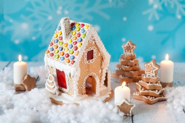 Zencefilli ev ve gingerbread ağaçlar şenlikli Noel arka plan üzerinde