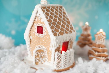 Zencefilli ev ve gingerbread ağaçlar şenlikli Noel arka plan üzerinde