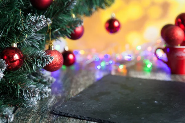 Noel süsleri, yılbaşı ağacı oyuncaklar ve köknar ağacı dalı — Stok fotoğraf