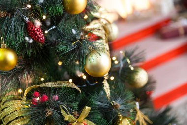 Noel dekor altın ve kırmızı rahat dağ evleri