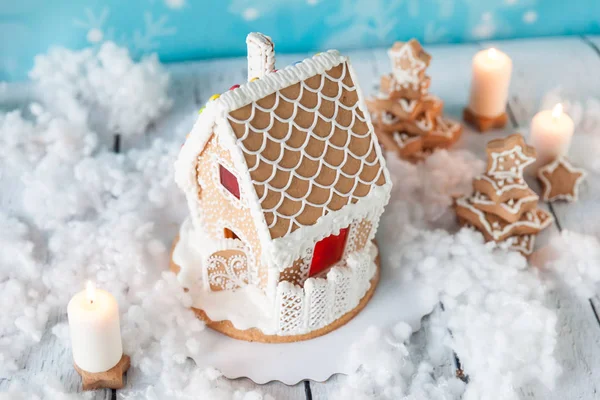 Pepparkakshus och pepparkakor träd på en festlig jul bakgrund Stockbild