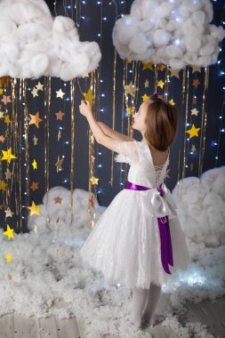 Kız bir stüdyoda bir altın yıldız dekorlu