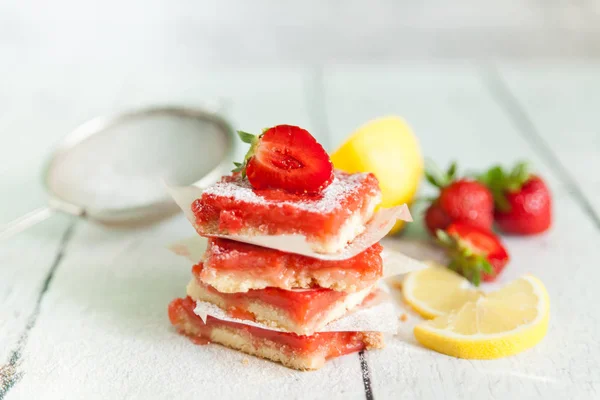 Strawberry lemonade bars for healthy breakfast — Stock Photo, Image