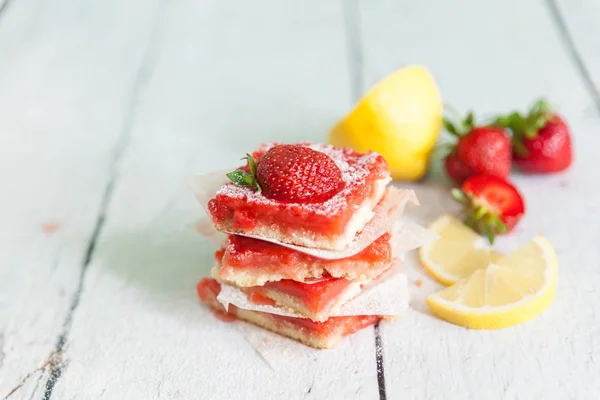 Strawberry lemonade bars for healthy breakfast — Stock Photo, Image